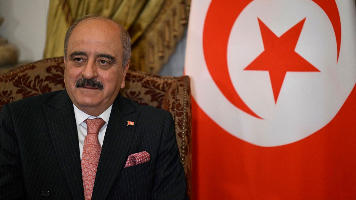 Mohamed Ali Nafti pored tuniske zastave