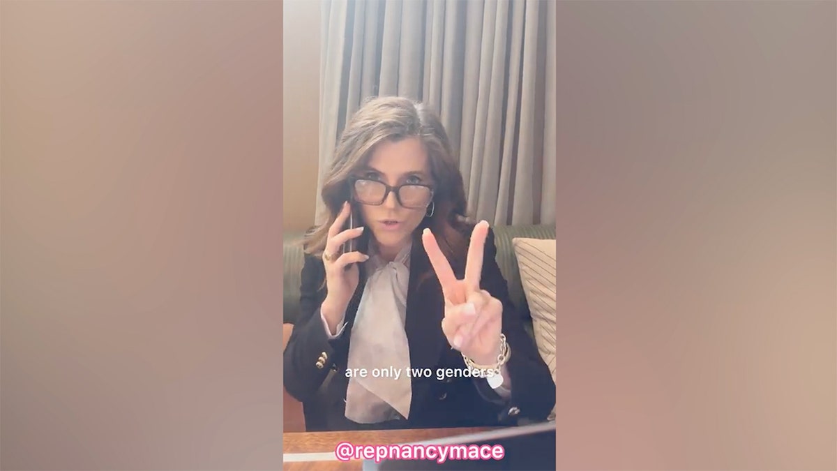 Rep. Nancy Mace (Rs.C.) objavila je u petak na svoje X i Instagram stranice, pucajući na Sveučilište Clemson nakon što je na stranici LibSoftiktok objavljen za padajući izbornik u kojem je 15 spolova.