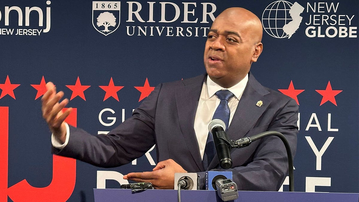Gradonačelnik Newarka Ras Baraka govori nakon demokratske gubernatorske rasprave na Sveučilištu Rider u Lawrencevilleu, New Jersey, 2. veljače 2025. (AP Photo/Mike Catalini)