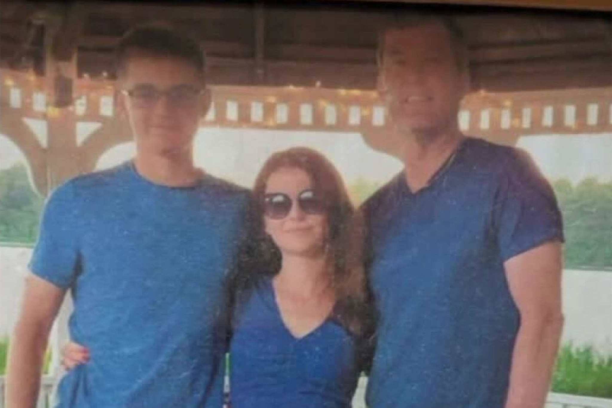 Nikita Casap prikazana s roditeljima. 17-godišnjak, koji je optužen za ubojstvo roditelja, pratio je neonacistički kult i pozvao na atentat na predsjednika Donalda Trumpa, kažu tužitelji