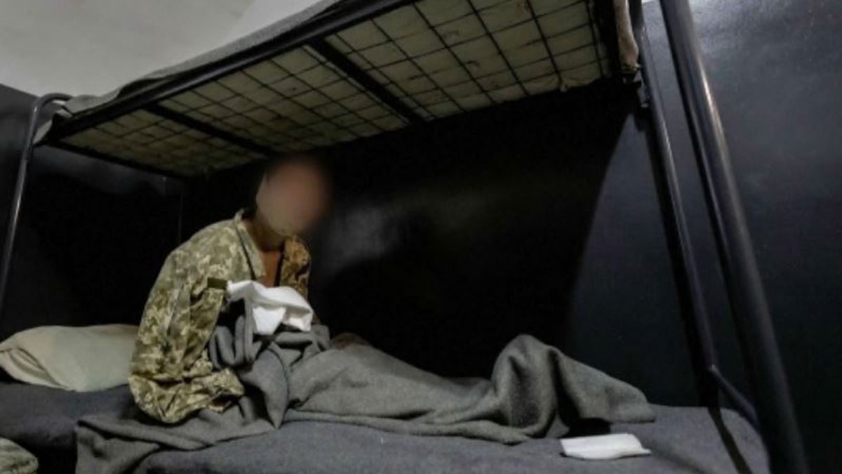 Sjevernokorejski vojnik koji sjedi u krevetu