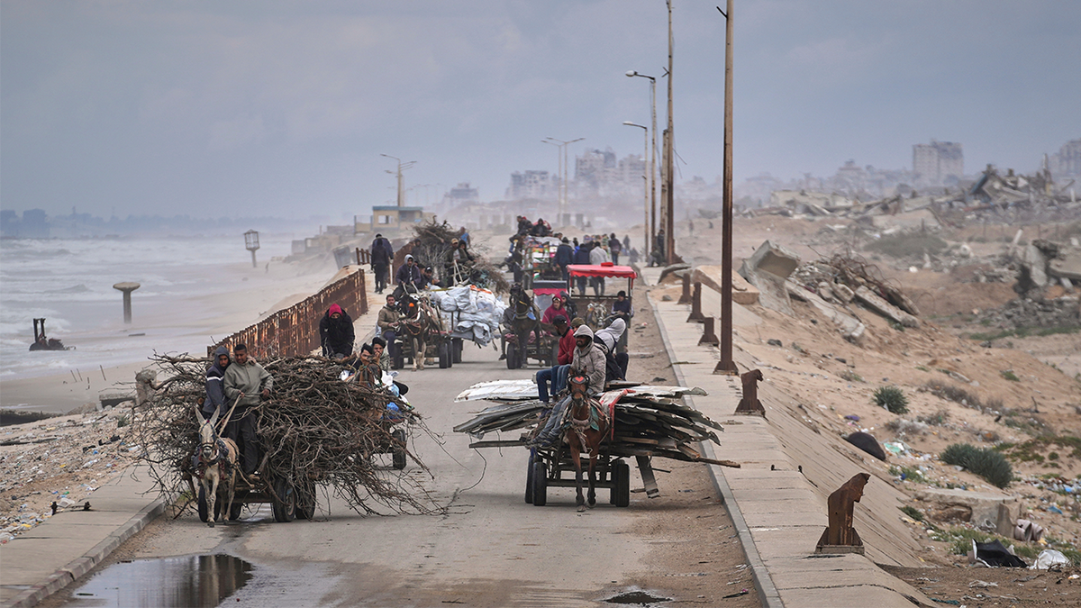 Raseljeni Palestinci nose svoje stvari