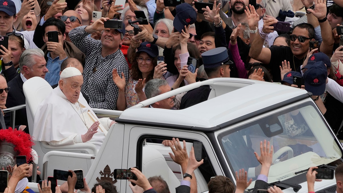 Papa Franjo koji obilazi PopeMobile