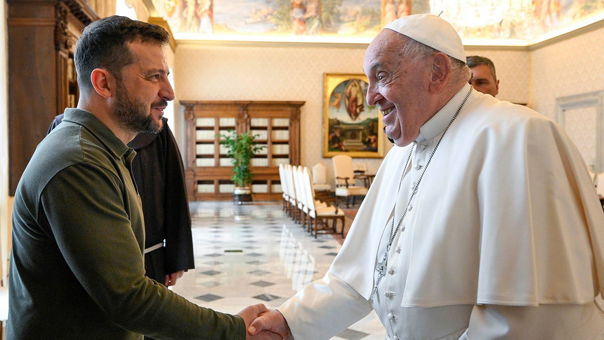 Papa Franjo pozdravlja Volodymyr Zelensky