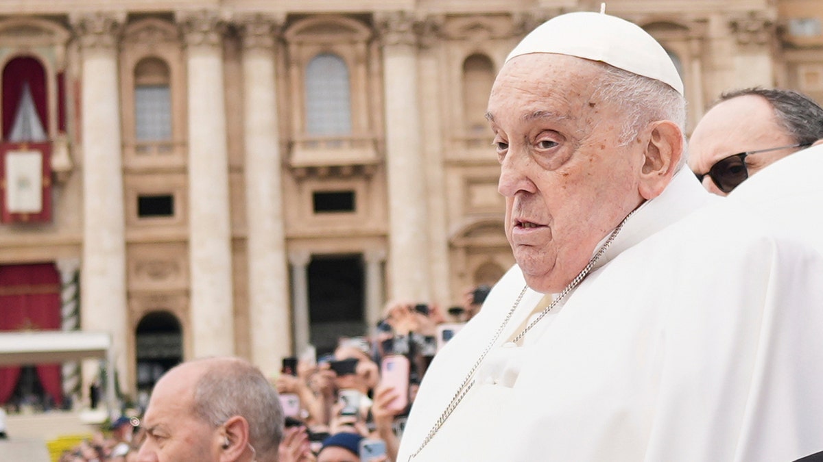 Papa Franjo Closeup pucao, na trgu svetog Petra
