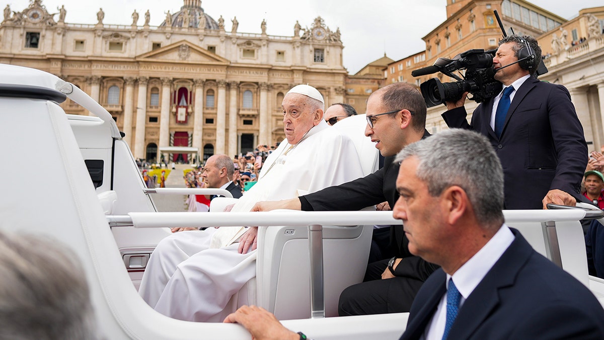 Papa Franjo umire u 88