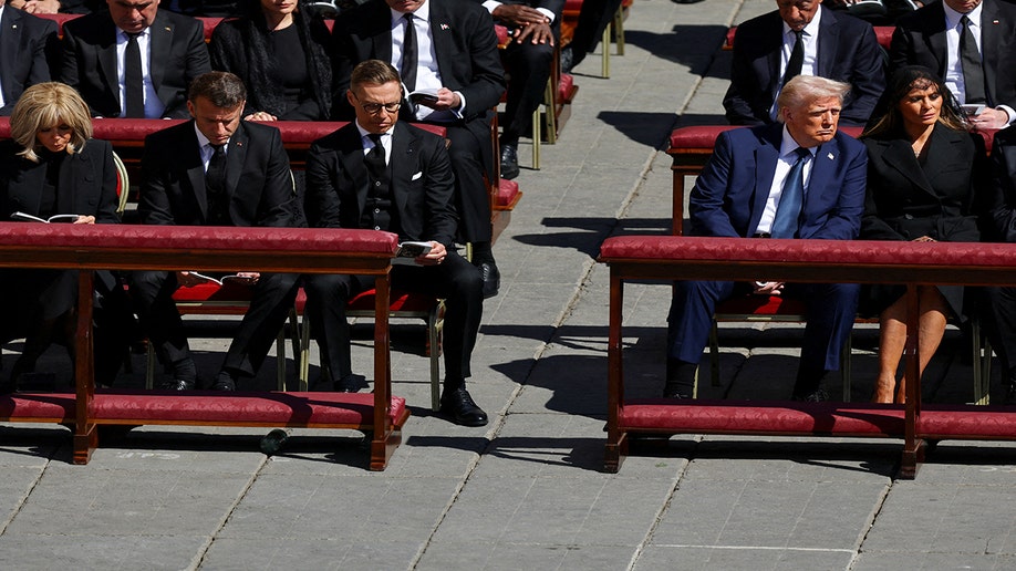 Predsjednik Trump i drugi svjetski čelnici na sprovodu pape Franje.