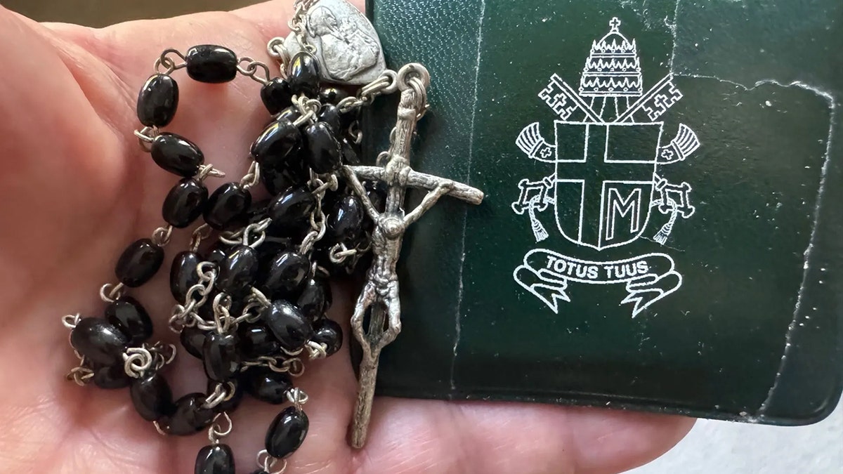 Kušne perle blagoslovljene od pape Ivana Pavla II, koje je na svojim putovanjima nosio Greg Palkot.