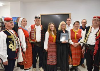 IZ POLJIČKOG ARMERUNA Predstavljen priručnik o poljičkoj narodnoj nošnji