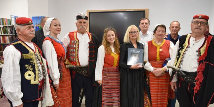 IZ POLJIČKOG ARMERUNA Predstavljen priručnik o poljičkoj narodnoj nošnji