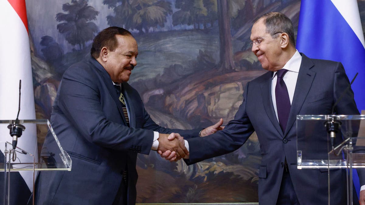 Ruski ministar vanjskih poslova Sergej Lavrov (R) i njegov sudanski kolega Ali Yousuf al-Sharif rukuju