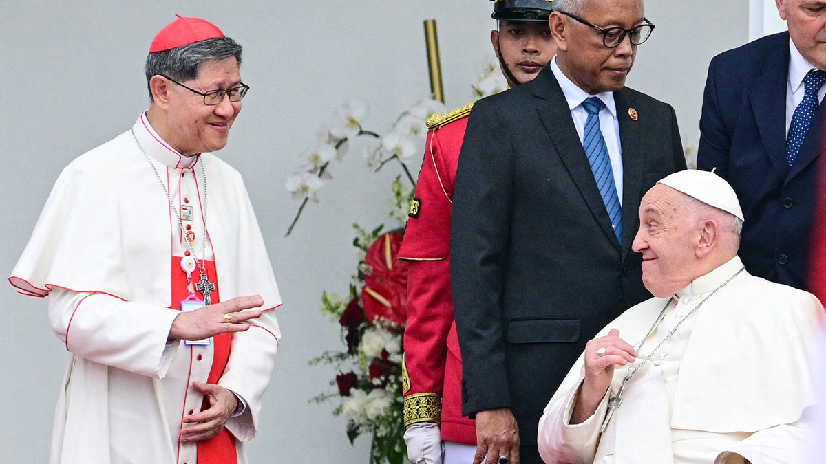 Papa Franjo pozdravlja kardinala Luis Antonio Tagle 