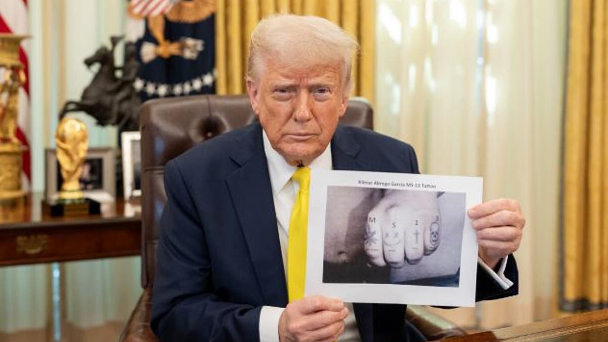Trump drži fotografiju na kojem se nalaze Garcijine ruke s tetovažama