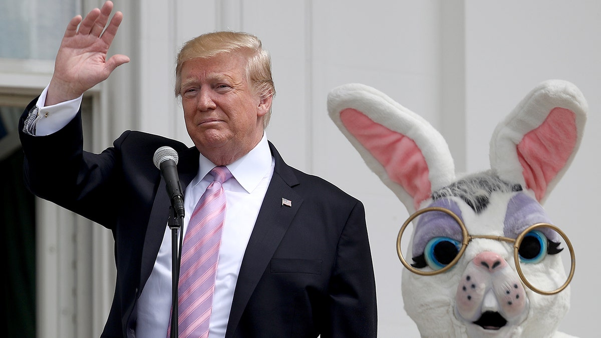 Predsjednik Donald Trump s nekim odjevenim kao uskršnji zeko 2019. godine