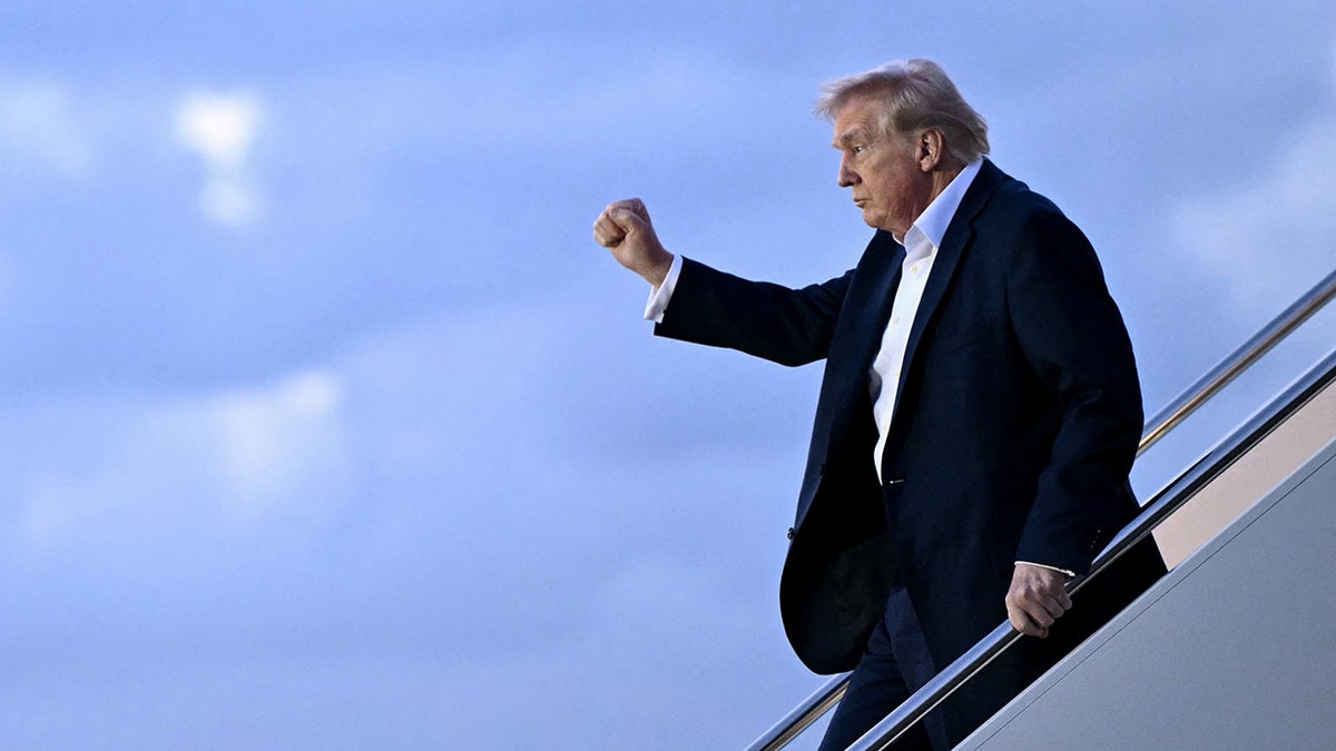 Trump silazi iz zrakoplovstva