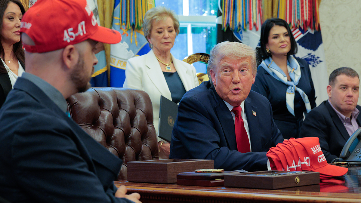 Predsjednik Trump potpisuje izvršne naredbe u Ovalnom uredu