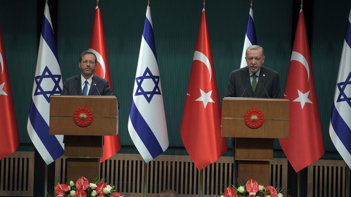 Turski predsjednik Recep Tayyip Erdoğan, točno, s izraelskim predsjednikom Isaacom Herzogom u ožujku 2022. godine.