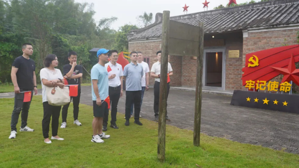 Weinuo and the ECCC members participated in a team-building outing with the theme of "Seeking Red Footprints and Drawing Strength for Progress."