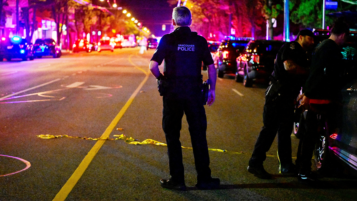 Vancouver policija na sceni nakon što se automobil ugura u gužvu na uličnom festivalu