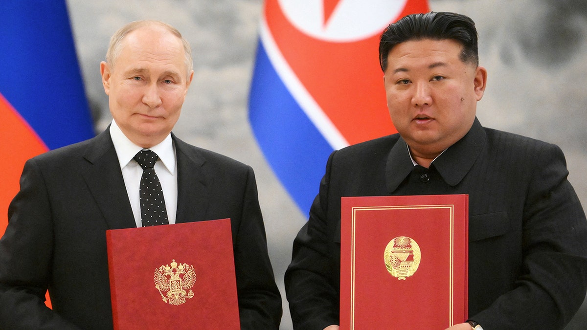 Ruski predsjednik Vladimir Putin, lijevo, i sjevernokorejski vođa Kim Jong Un poziraju za fotografiju tijekom ceremonije potpisivanja nakon bilateralnih razgovora u Pjongjangu, Sjeverna Koreja, 19. lipnja 2024. godine.