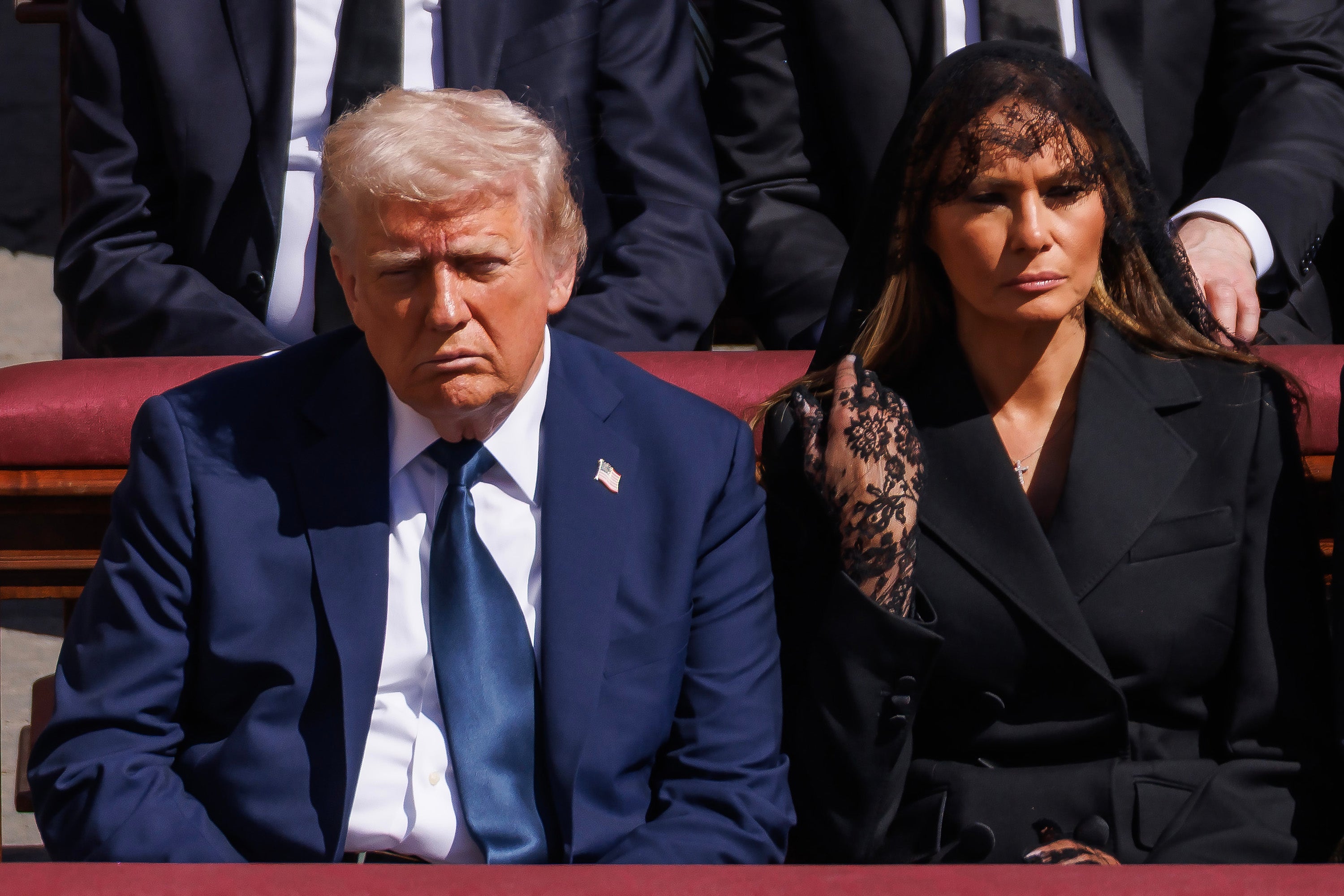 Bijela kuća je markirala 'blistavi idiot' u izjavi za The Independent. Melania je pratila predsjednika na sprovod pokojnog pape Franjo, ali kad je na rođendan stigao u SAD, par je krenuo zasebnim putem.