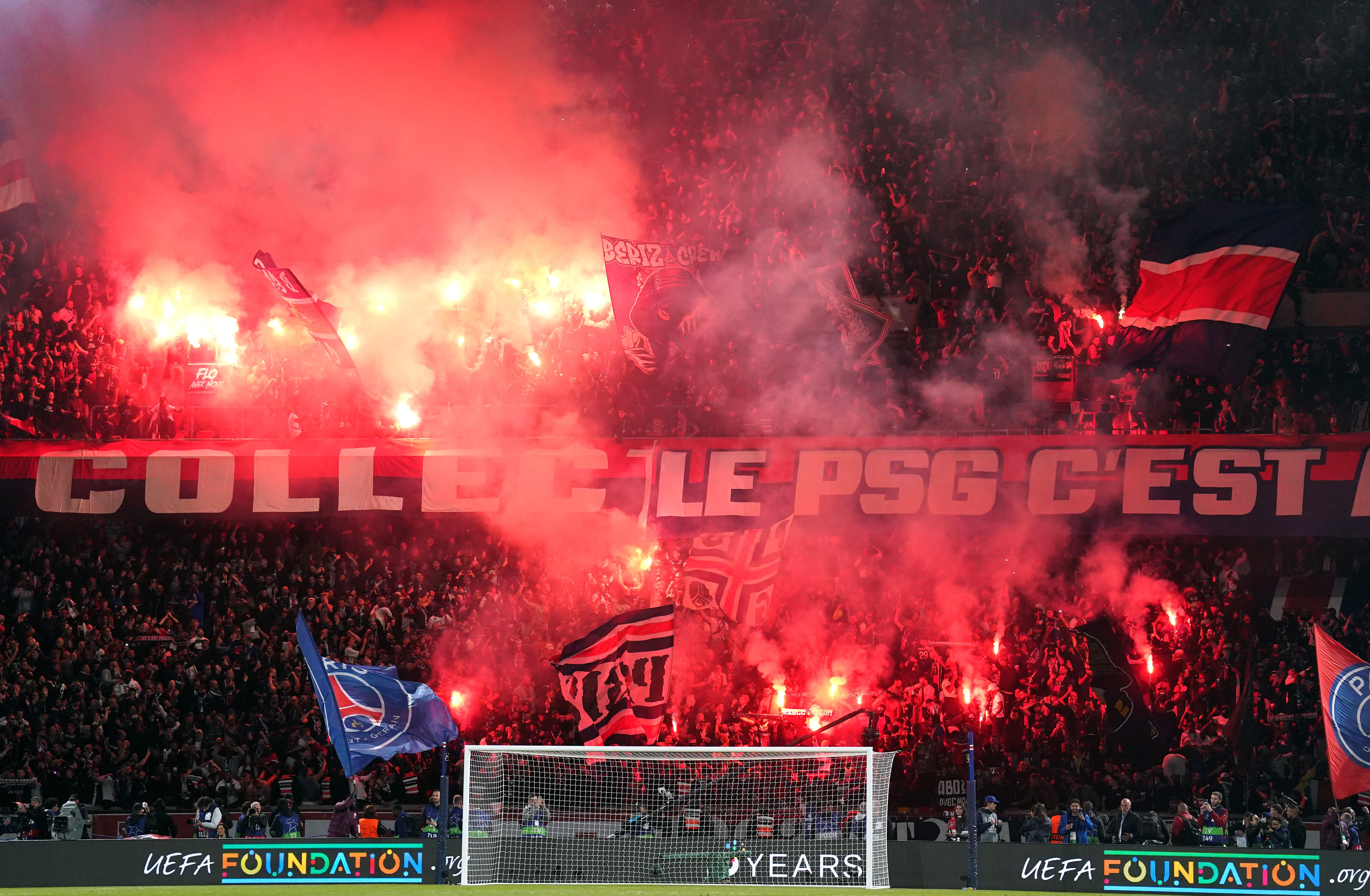 Navijači Paris Saint-Germaina slave pobjedu bljeskovima nakon posljednjeg zvižduka u polufinalu UEFA Lige prvaka, meča drugog nogu na Parc des Princes u Parizu, Francuska.