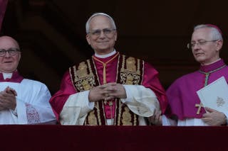 Novoizabrani papa Leo XIV pojavljuje se na balkonu bazilike svetog Petra (Andrew Medichini/AP)