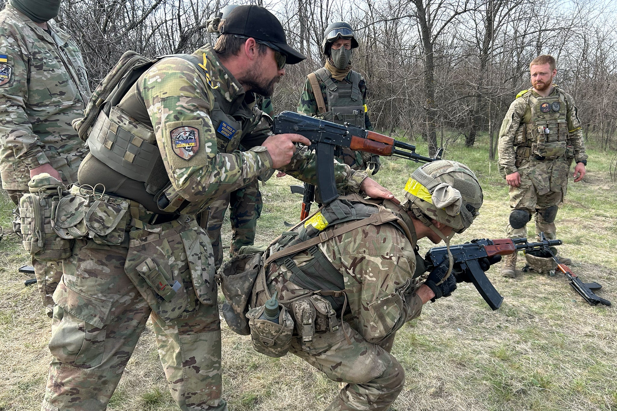 Shawn McVey, bivši vojnik u 25. pješačkoj diviziji američke vojske (lijevo), obučava mlade regrute čije će se vještine u igrama koristiti za letenje borbenih dronova za Ukrajine
