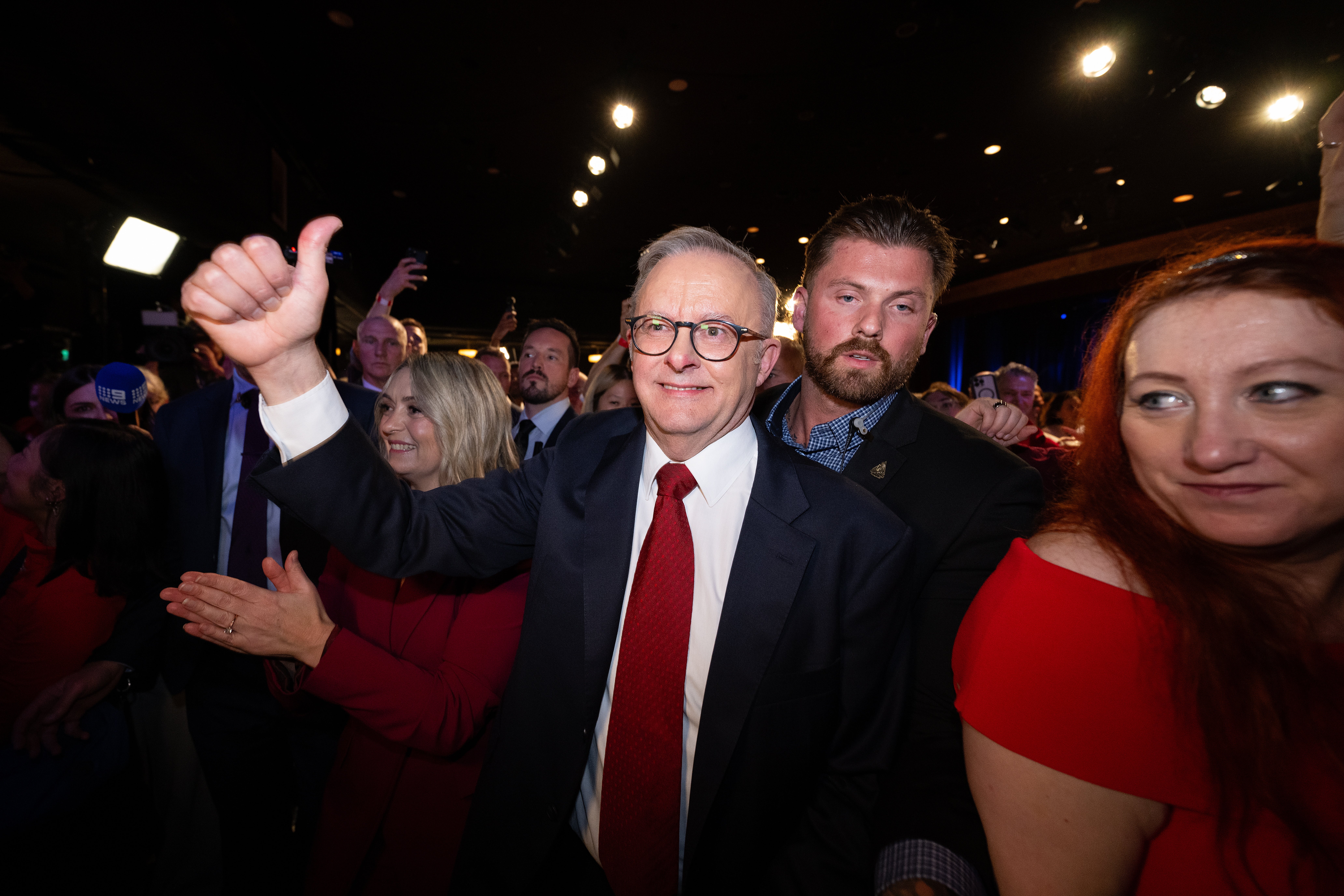 Australski premijer Anthony Albanese pozdravlja gomilu nakon što je održao govor na funkciji večeri izbora u Canterbury-Hurlstone Park RSL Club na Dan izbora u saveznoj izbornoj kampanji 2025. u Sydneyu u Australiji, 3. svibnja 2025.