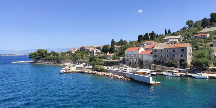 122 stanovnika otočića Ošljaka potpisalo peticiju kojom traže zaustavljanje nezakonitog obavljanja prijevoza turista u značajni krajobraz otoka