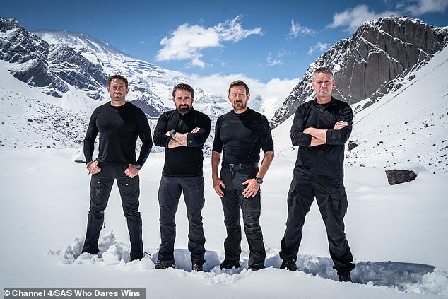 Ant Middleton - Centra lijevo - Poznat je po tome što se daje SAS -u koji se usuđuje osvojiti kandidatima roštiljanja na programu kanala 4