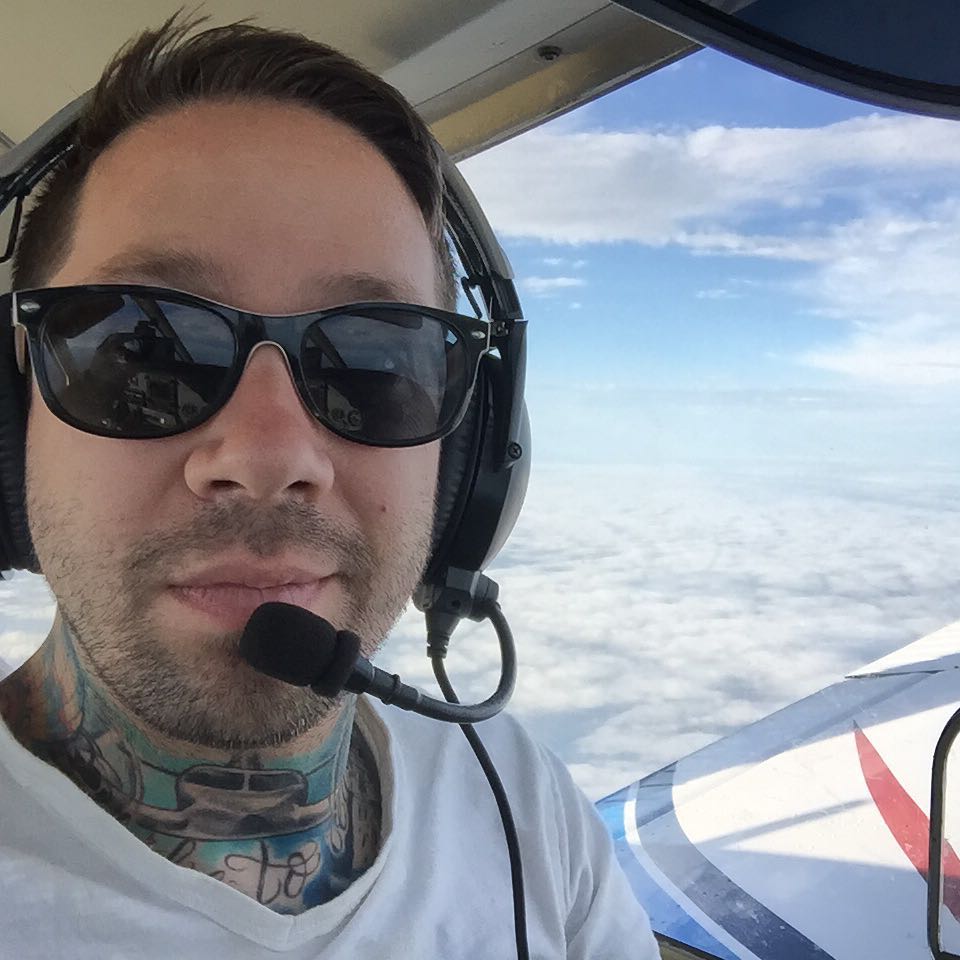 Glazbeni agent Dave Shapiro bio je među ubijenim ljudima, prema njegovoj agenciji za talente. Bio je strastveni letak, prema njegovom profilu društvenih medija i često je objavljivao slike s neba, uključujući i ove iz 2016. godine
