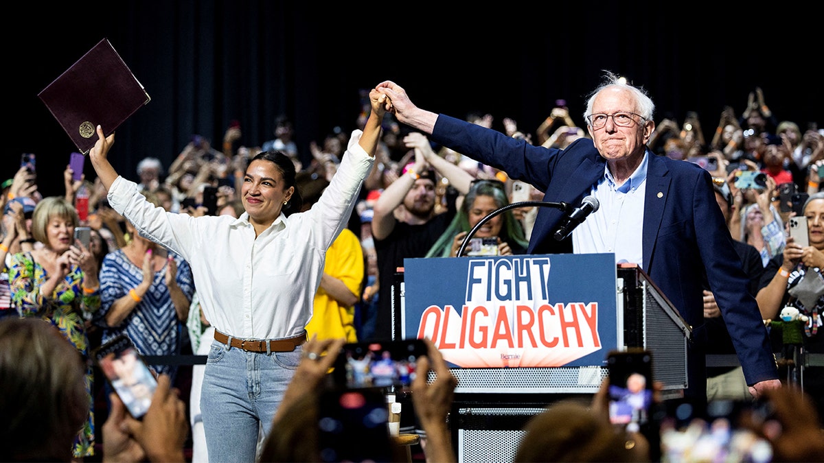 AOC Bernie Sanders na mitingu