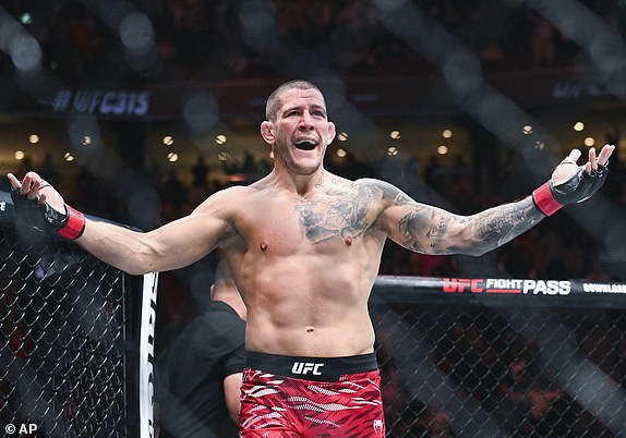Marc-Andre Barriault reagira nakon pobjede nad Brunom Silvom u njihovom UFC 315 miješanim borilačkim vještinama u Montrealu, u subotu, 10. svibnja 2025. (Graham Hughes/Kanadski tisak putem AP)