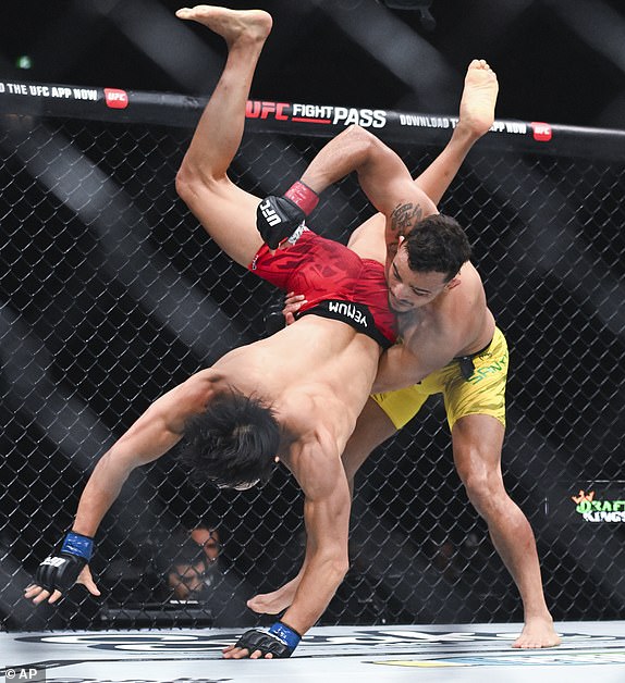Daniel Santos, desno, sruši se Jeong Yeong Lee, lijevo, tijekom njihovog UFC 315 mješovitih borilačkih vještina u Montrealu, u subotu, 10. svibnja 2025. (Graham Hughes/Kanadski tisak putem AP))