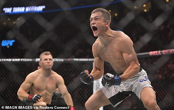 10. svibnja 2025.; Montreal, Quebec, Kanada; Bekzat Almakhan (plave rukavice) reagira nakon poraza Brada Katona (crvene rukavice) tijekom UFC 315 u Bell Centru. Obvezni kredit: slike Eric Bolte-Hagn