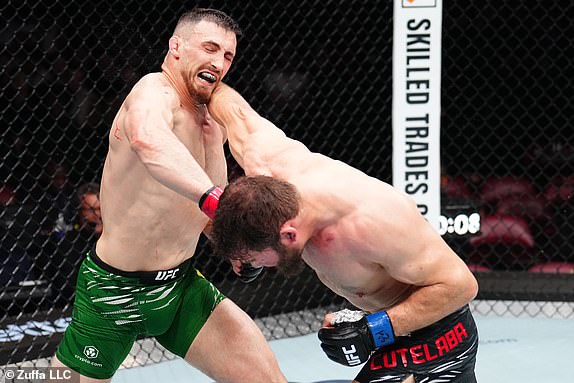 Montreal, Quebec - 10. svibnja: (RL) Ion Cutelaba iz Moldavije i Modestas Bukauskas iz Litvanskog trgovine u trku u laganom teškom borbu tijekom događaja UFC 315 u Bell Centru 10. svibnja 2025. u Montrealu, Quebec. (Foto Chris Unger/Zuffa LLC)
