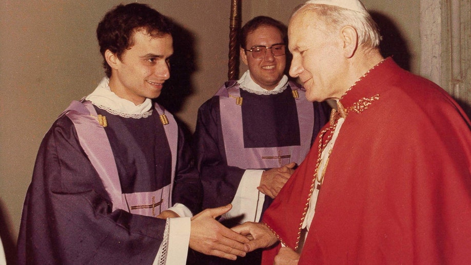 Papa Ivan Pavao II susreće budućeg pape Leo XIV