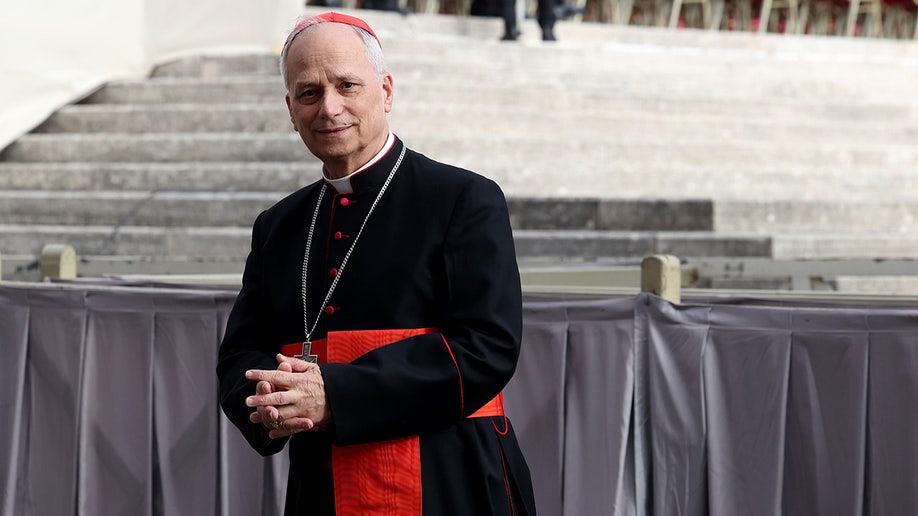 Papa leo xiv u crnoj boji