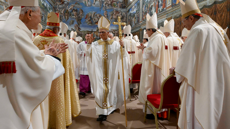 Papa Leo XIV pozdravlja kardinale