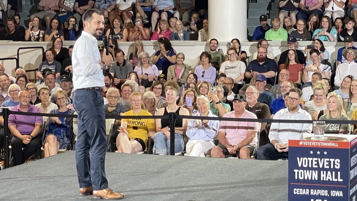 Pete Buttigieg na pozornici