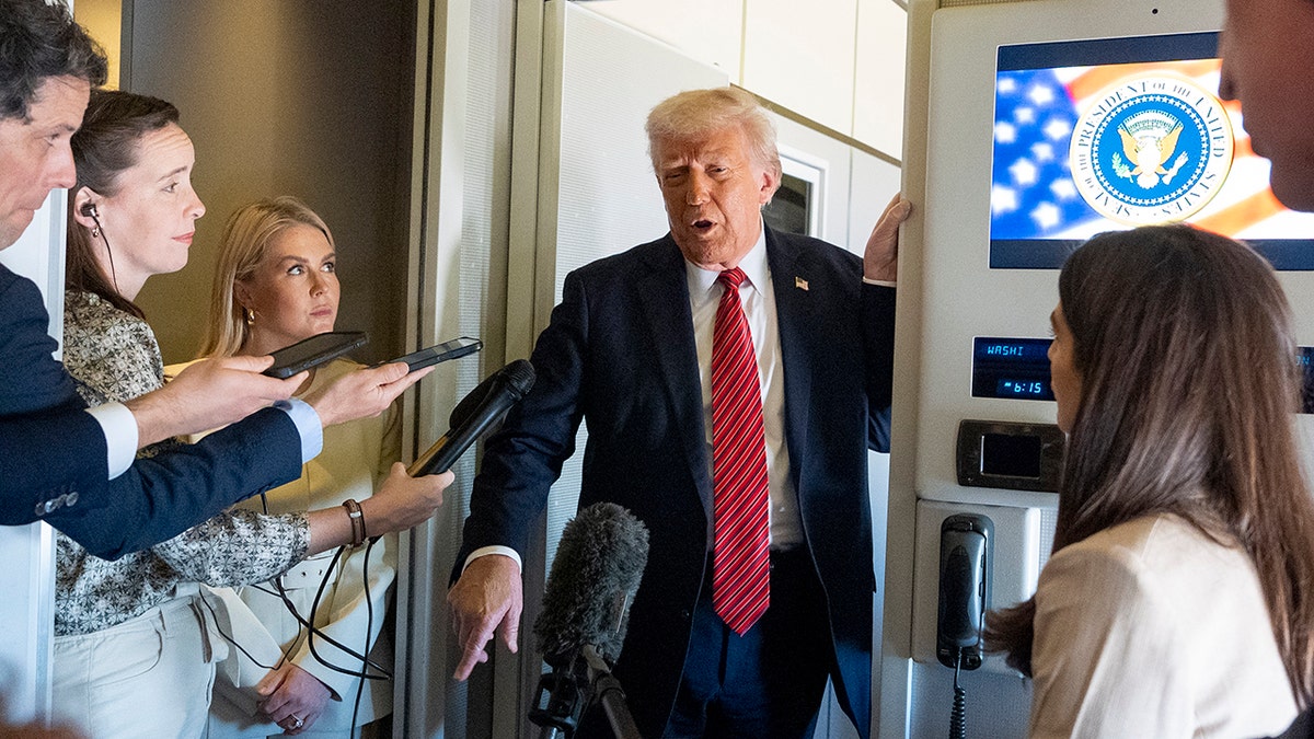Predsjednik Donald Trump nosio je crvenu kravatu dok razgovara s novinarima na zrakoplovstvu One