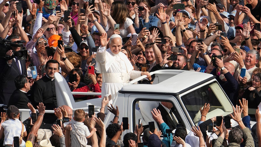 Papa Leo XIV u PopeMobileu