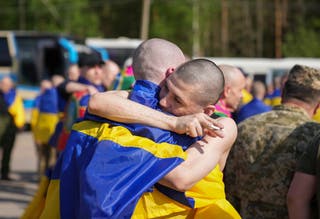 Ukrajinski ratni zarobljenici (ratni zarobljenici) reagiraju nakon zamjene zatvorenika na neotkrivenom mjestu