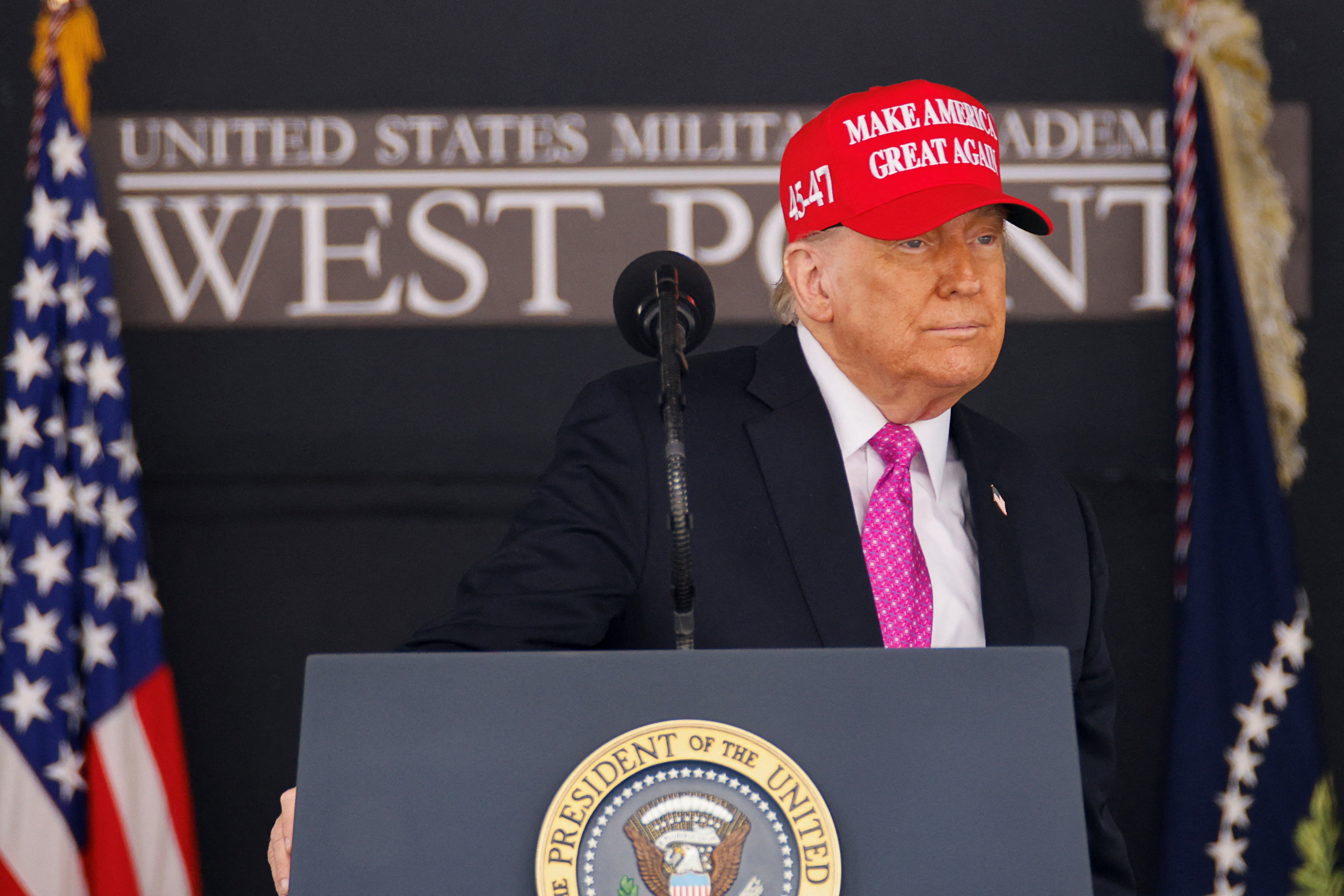 Trump je dao primjere golfera i programera nekretnina kao primjere ljudi kojima bi vojni kadeti mogli težiti oponašati