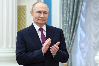 Ruski predsjednik Vladimir Putin sudjeluje na ceremoniji u palači Senata u Kremlju u Moskvi