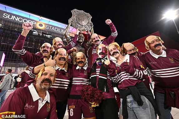 Maroonsovi navijači Don Wally Lewis kostim dok poziraju oko kipa Wally Lewis prije utakmice State of Origin, jedan meč između Queensland Maroonsa i New South Wales Bluesa na stadionu Suncorp u Brisbaneu, srijeda, 28. svibnja 2025. (AAP Image/Dave Hunt) NO ARCHIESINGE, UREDNIKA