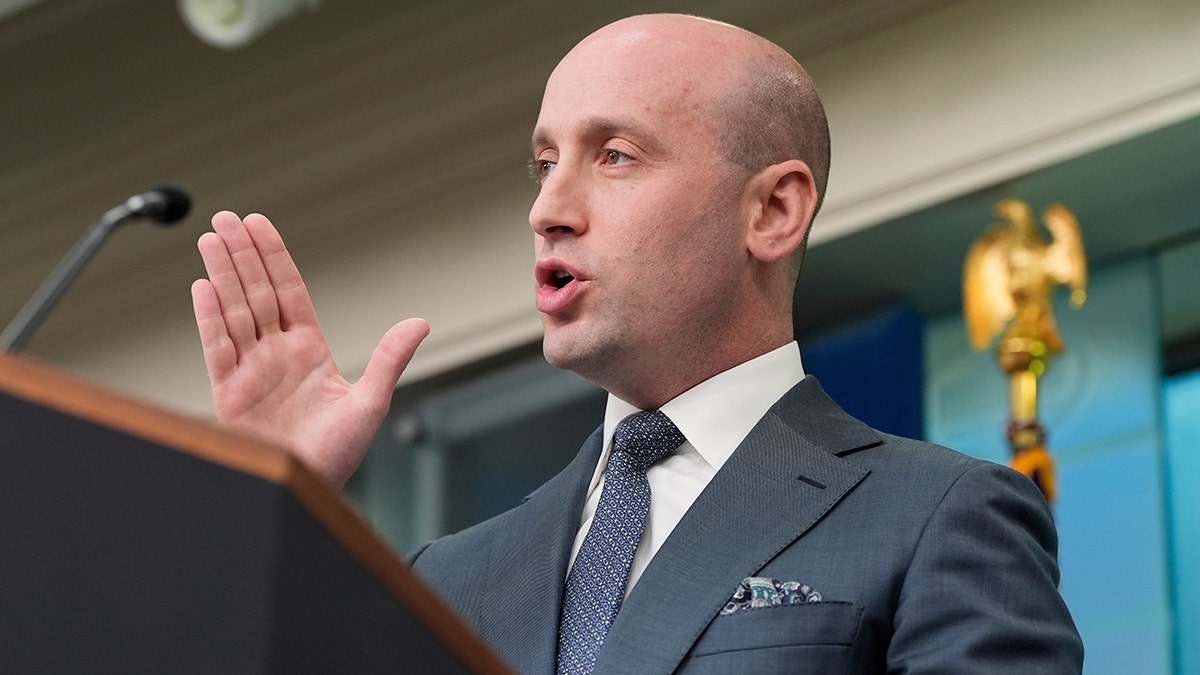 Stephen Miller gestikulira na postolju