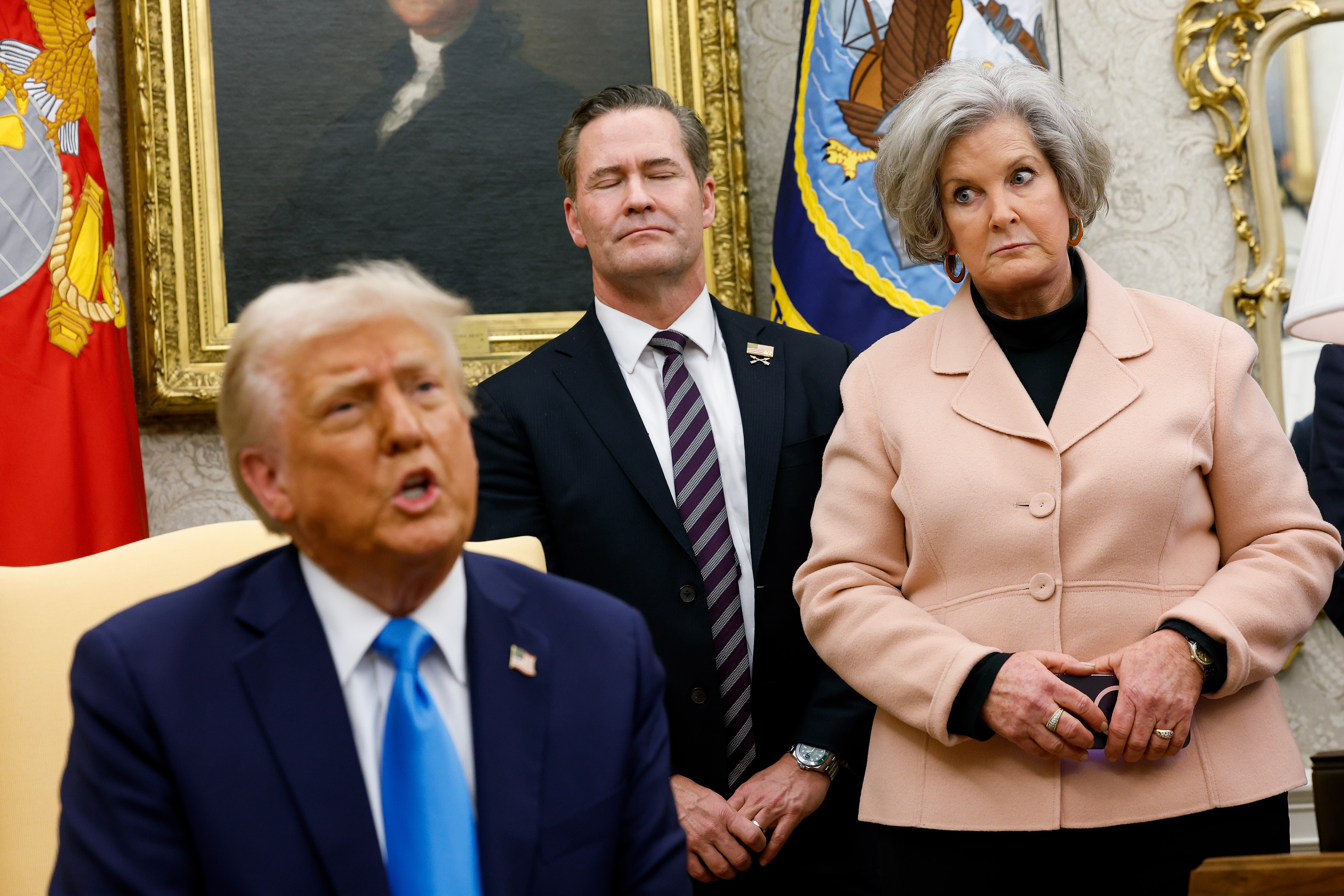 Predsjednik Donald Trump sa savjetnikom za nacionalnu sigurnost Michaela Waltza u Ovalnom uredu dok Wiles gleda