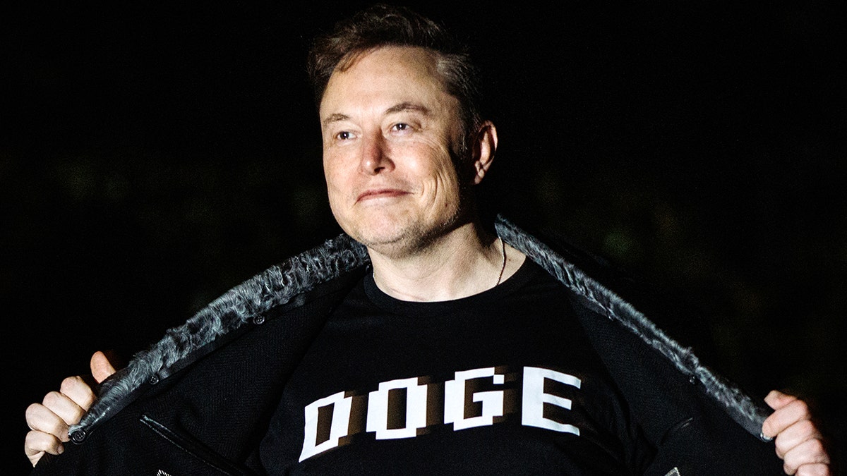 Elon Musk pokazuje majicu doge